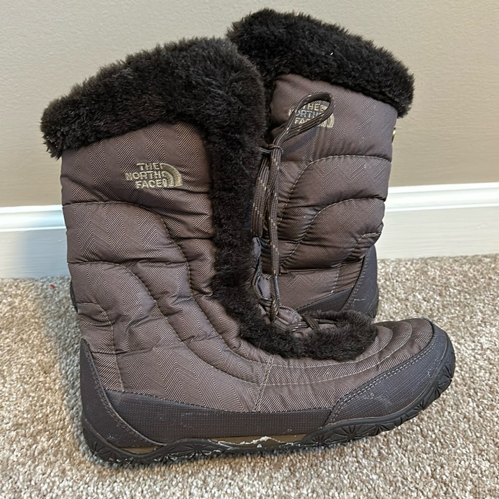 Women’s The North Face snow boots, Brown, size 8.5